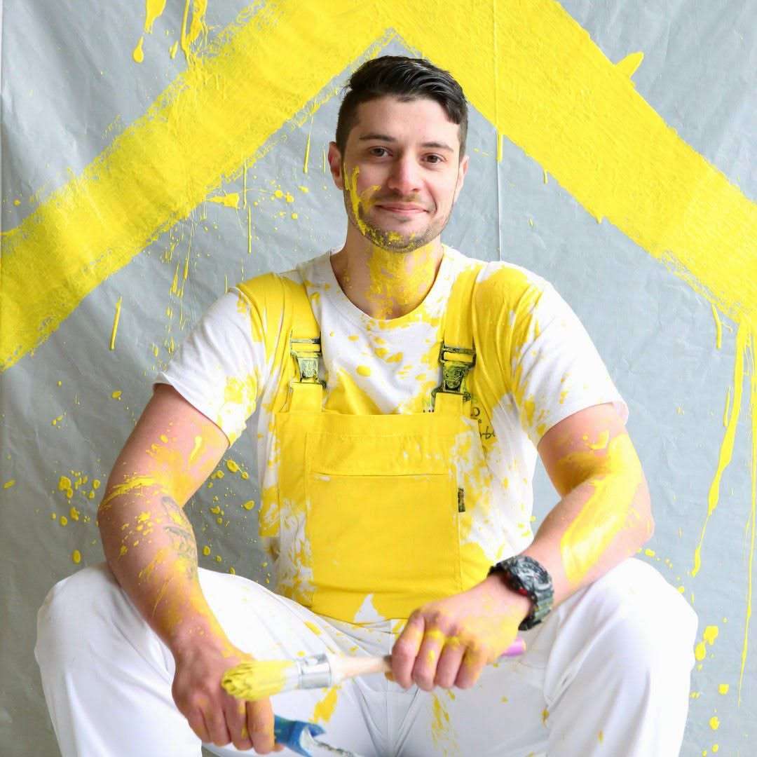 Max, artisan peintre, portrait avec pinceau et peinture jaune