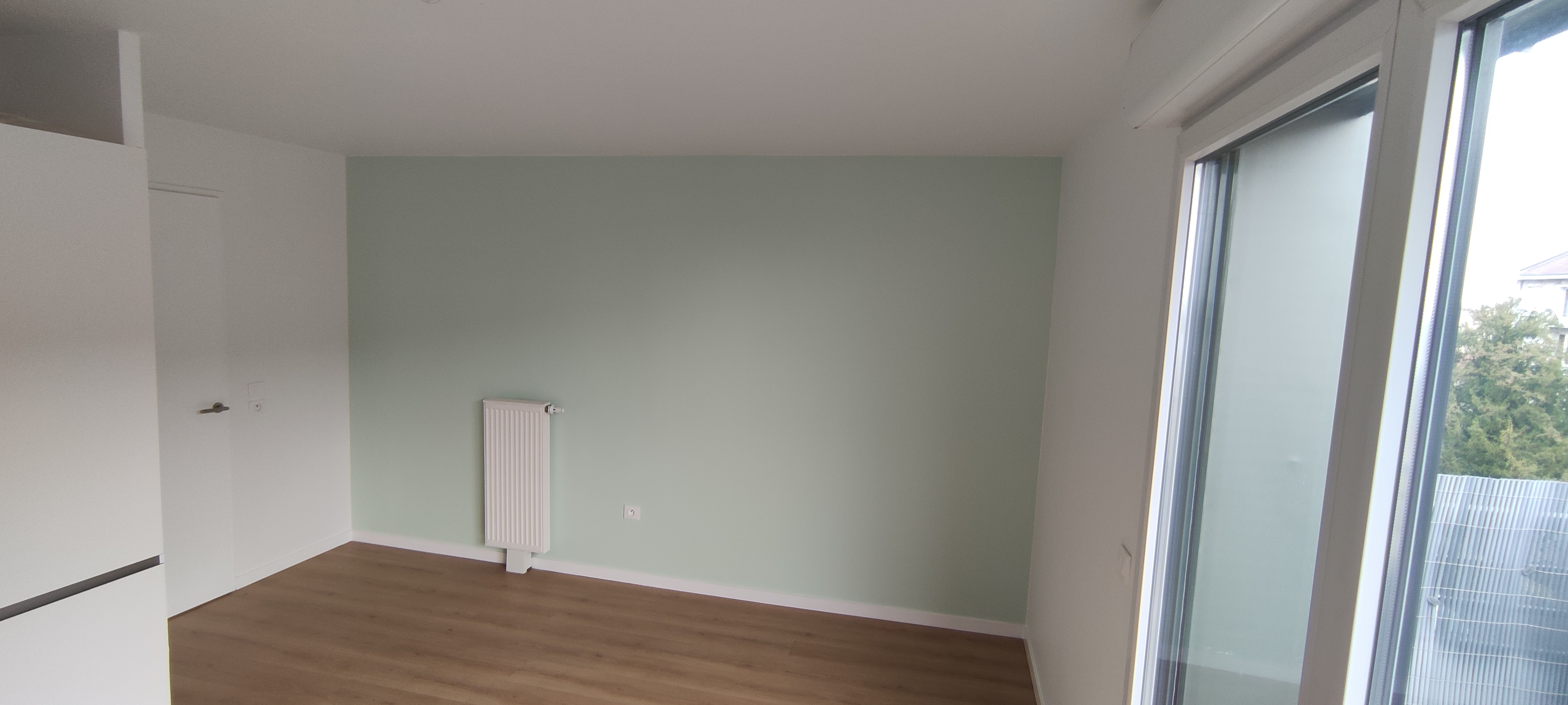 Après — salon couleur sauge et parquet neuf